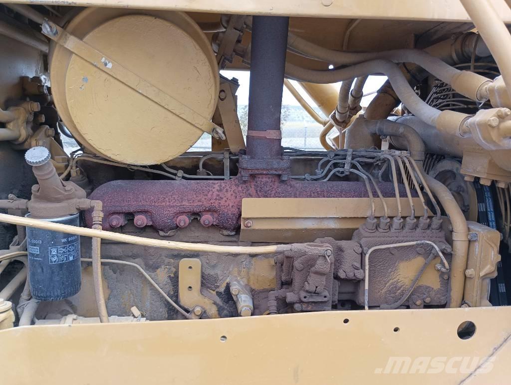 CAT D 5 B بلدوزرات مجنزرة
