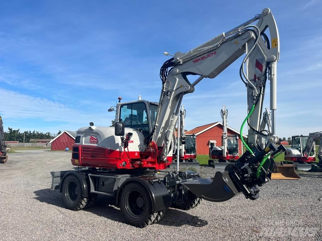 Takeuchi TB 395 W حفارات بعجل