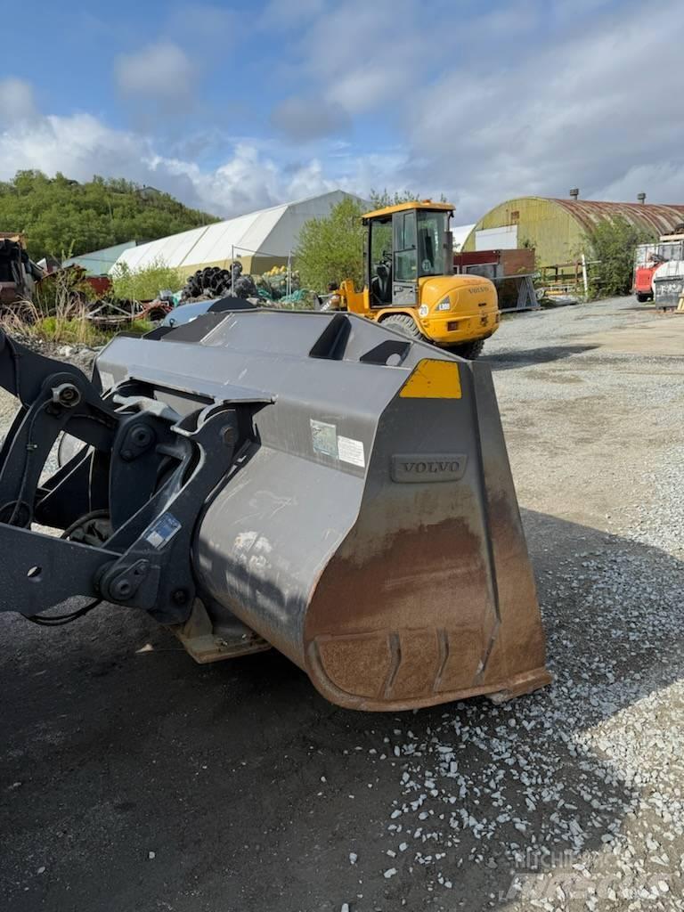 Volvo L 70 H لوادر بعجل