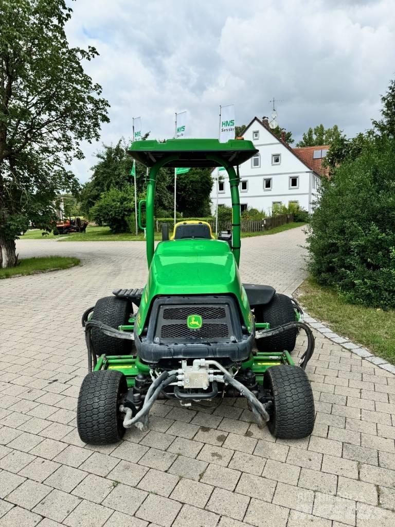 John Deere 8700 A ماكينات جز العشب