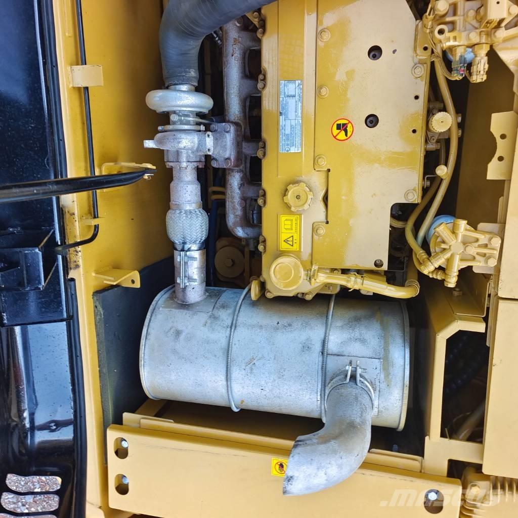 CAT 320 D حفارات زحافة