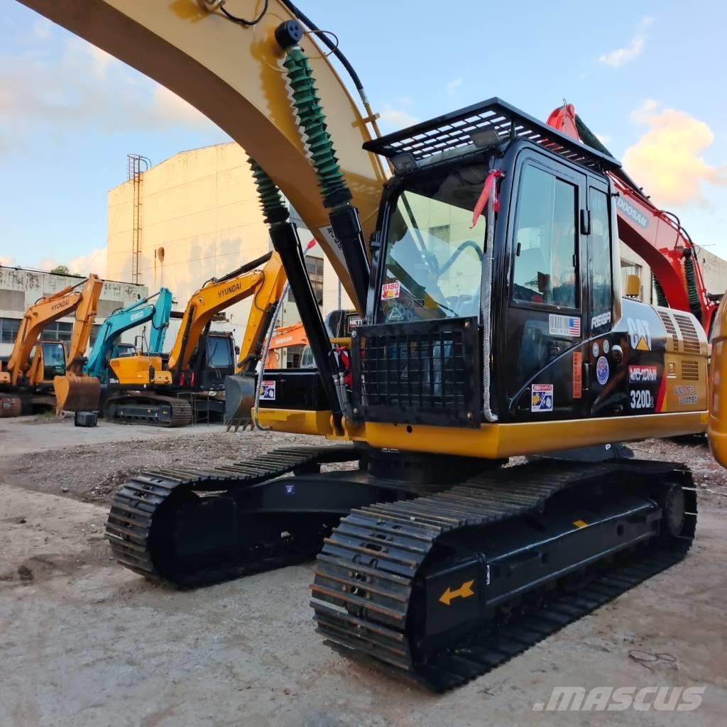 CAT 320 D حفارات زحافة