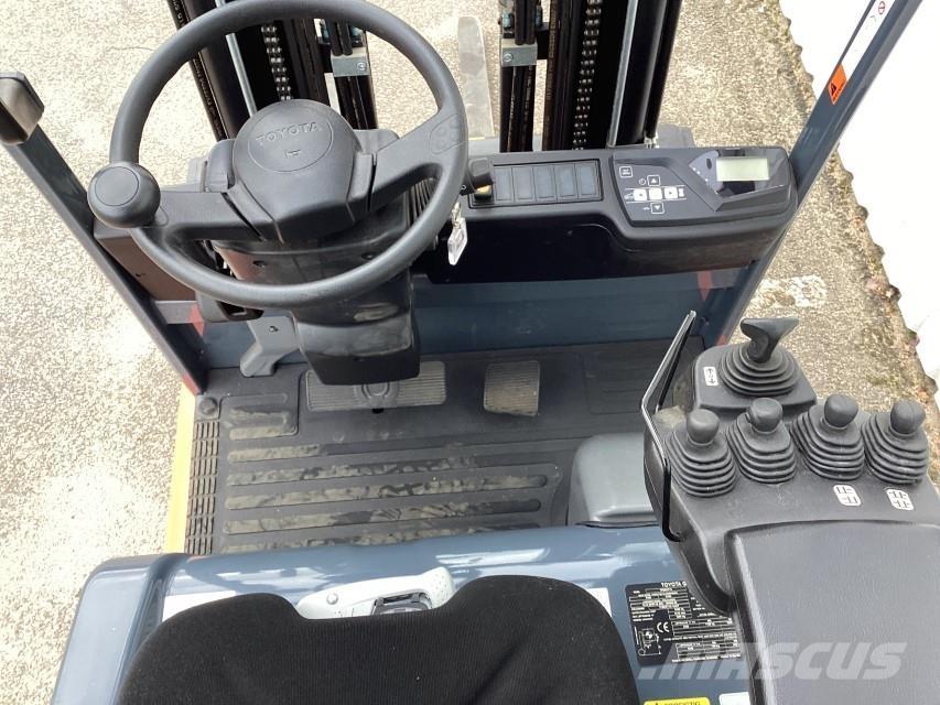 Toyota 7FBEST13 شاحنات ذات رافعات شوكية تعمل بالكهرباء