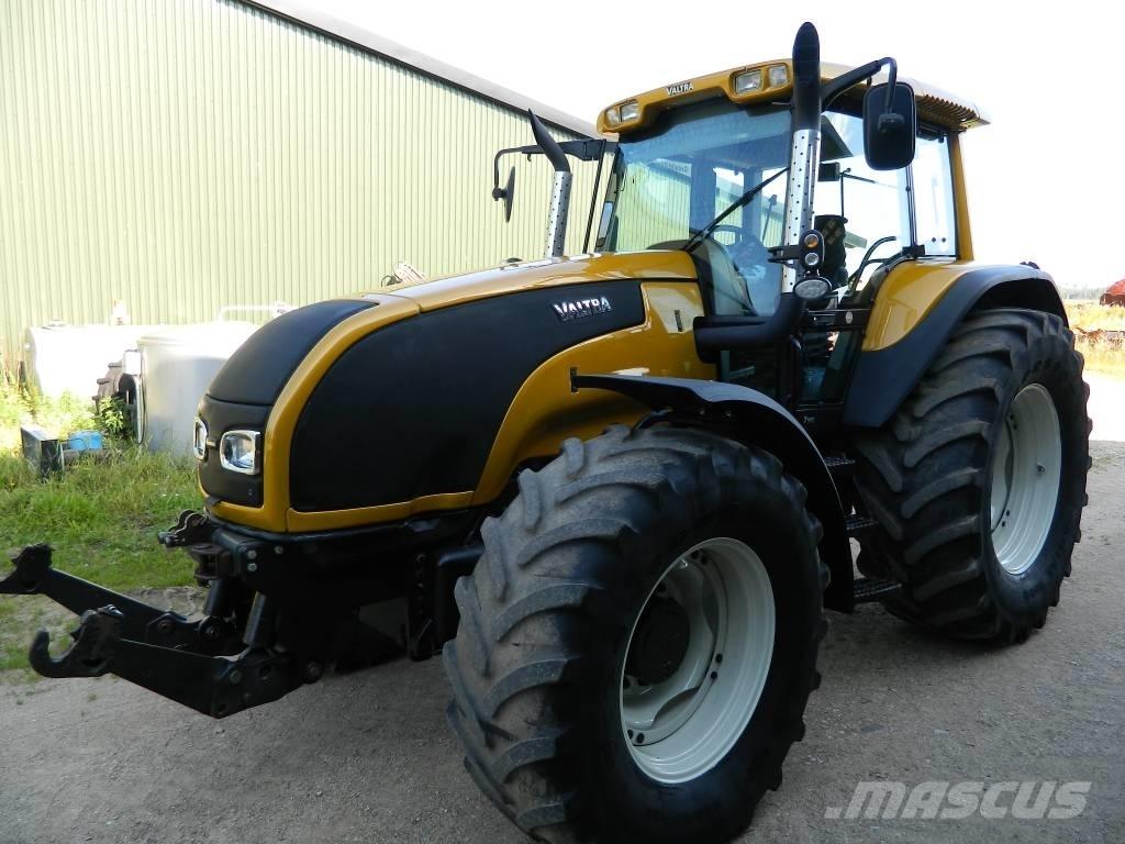 Valtra T 140 الجرارات