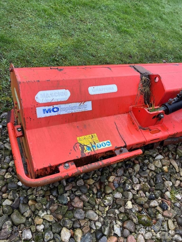 Maschio Giraffa 210 جزازات وأغطية المراعي