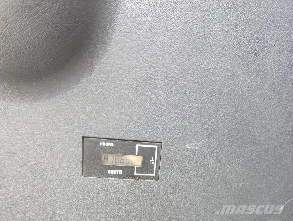 Hyundai Robex 300 LC حفارات زحافة