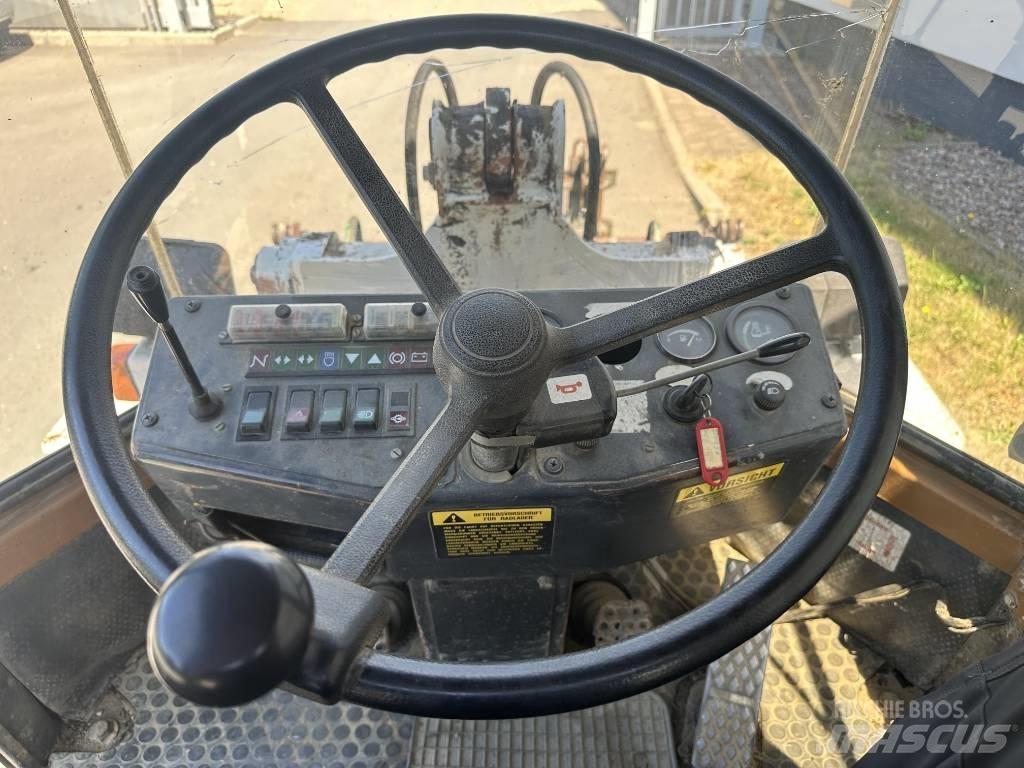 Schaeff SKL 832 لوادر بعجل