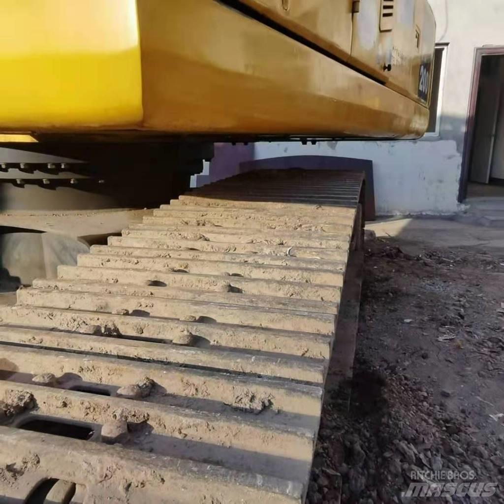Komatsu PC 200-7 حفارات زحافة