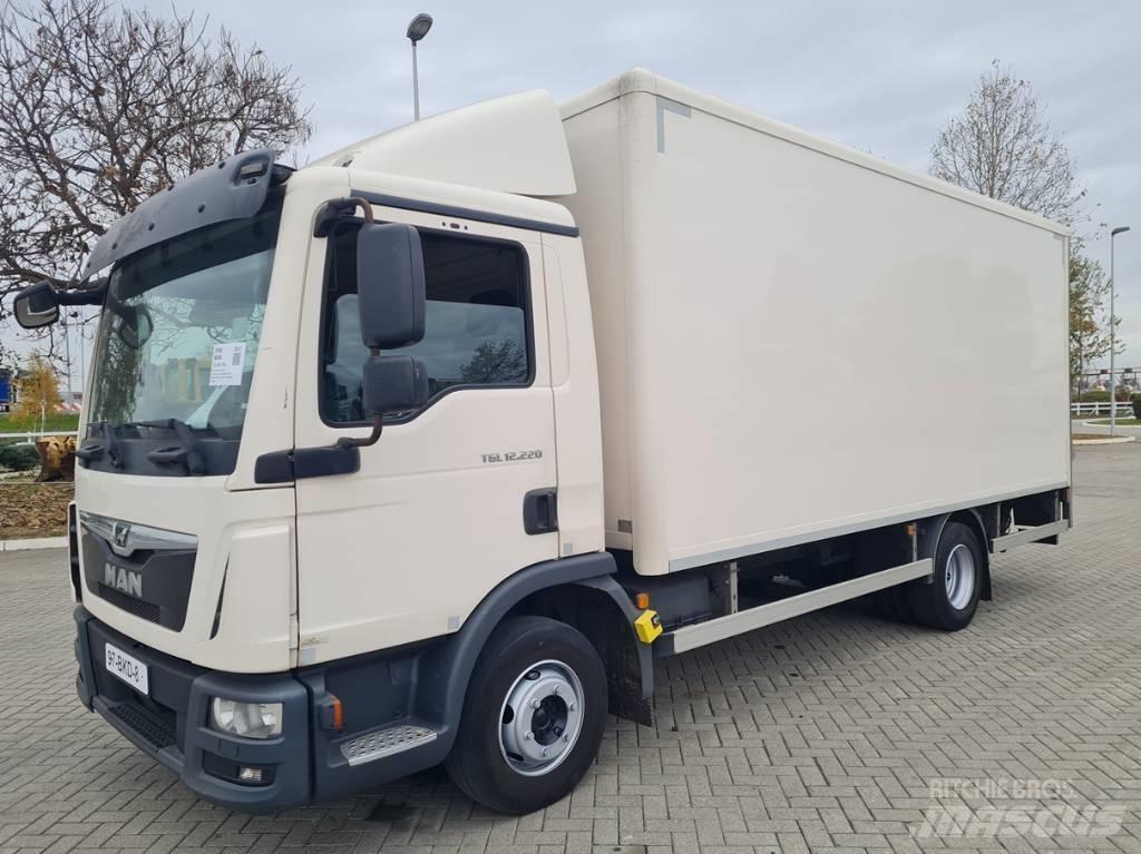 MAN 12.220 / 5.5m / LIFT شاحنات ذات هيكل صندوقي