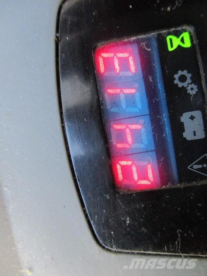 Toyota LPE250 رافعة منخفضة المستوى ذات منصة