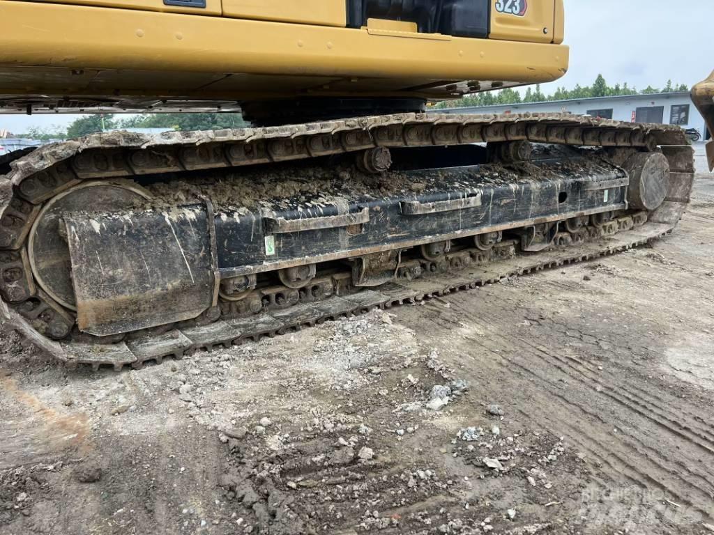CAT 323 GC حفارات زحافة