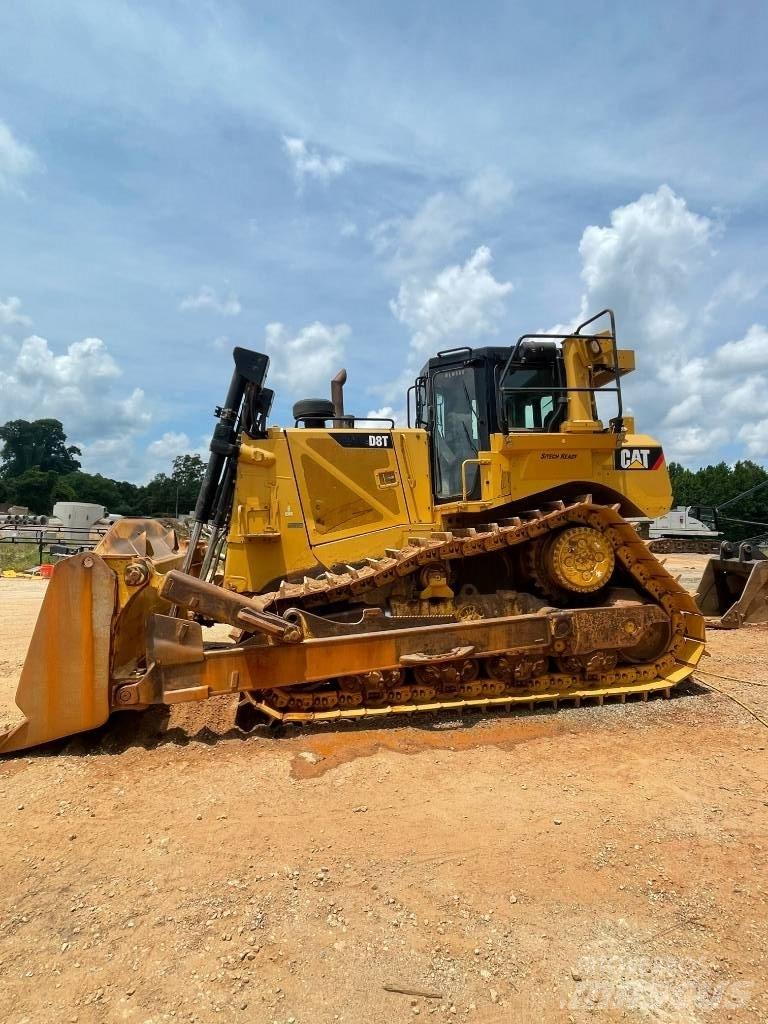 CAT D 8 T بلدوزرات مجنزرة