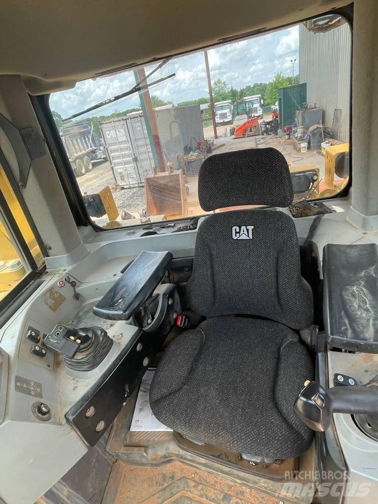 CAT D 8 T بلدوزرات مجنزرة