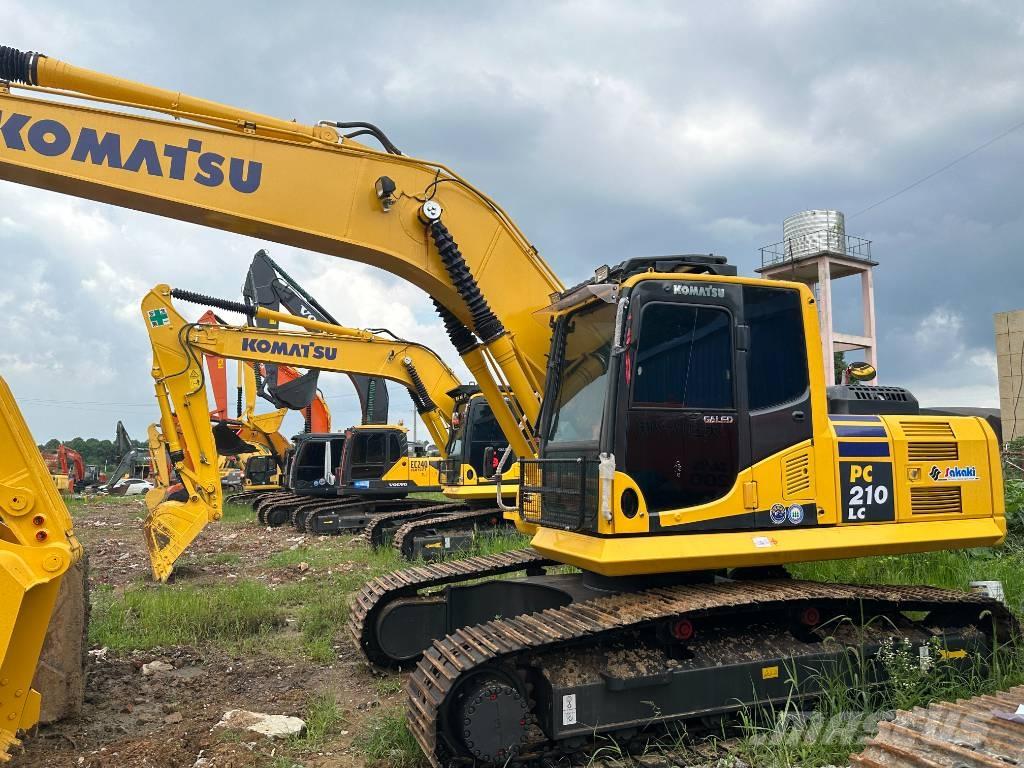 Komatsu PC 210-8 حفارات زحافة