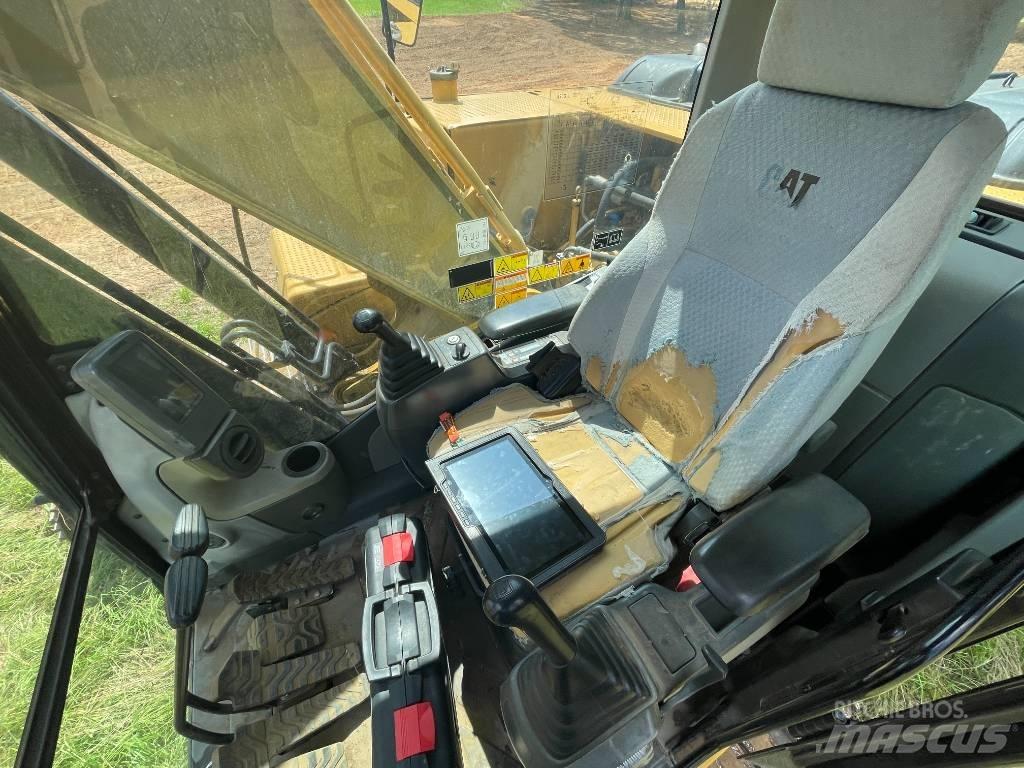 CAT 320 D L حفارات زحافة
