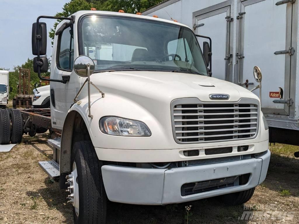 Freightliner M2106 شاحنات بمقصورة وهيكل