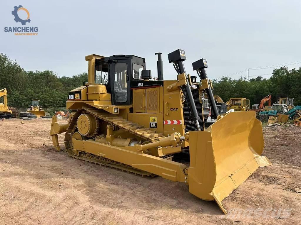 CAT D 8 R بلدوزرات مجنزرة