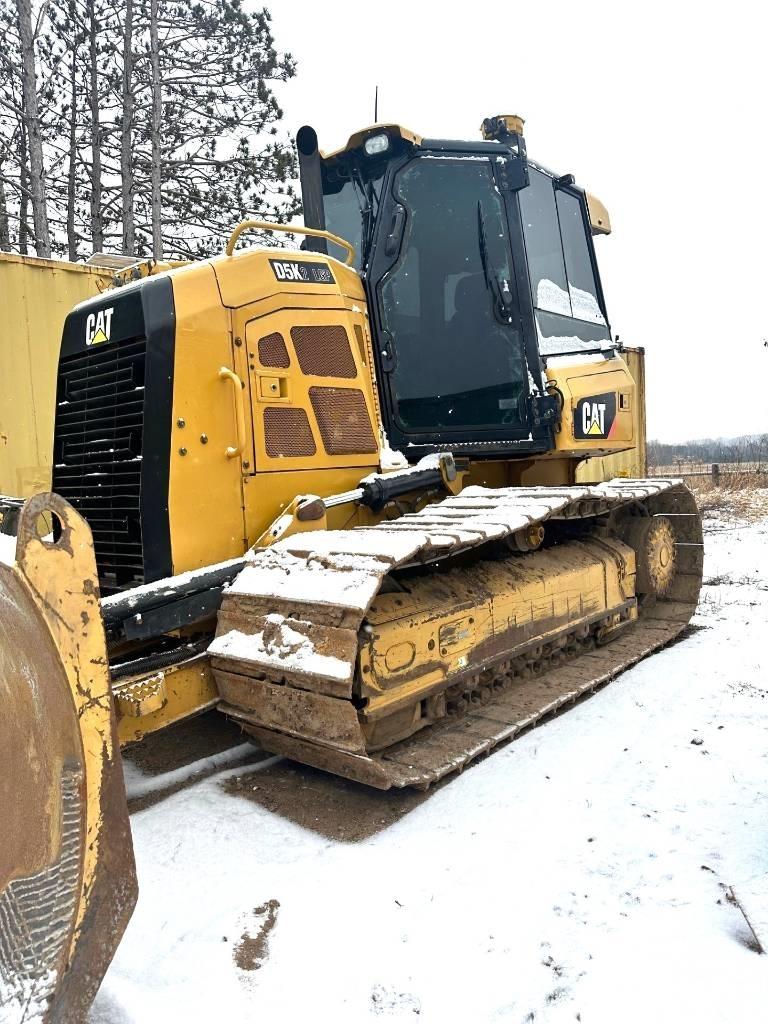 CAT D 5 K 2 بلدوزرات مجنزرة