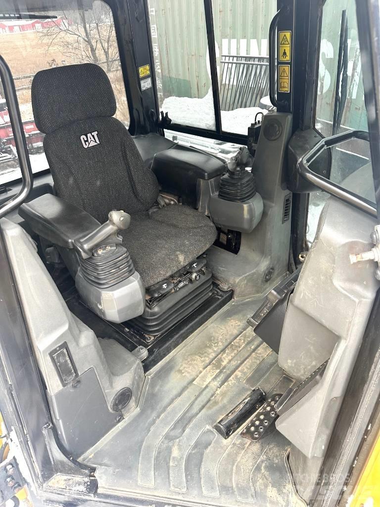 CAT D 5 K 2 بلدوزرات مجنزرة