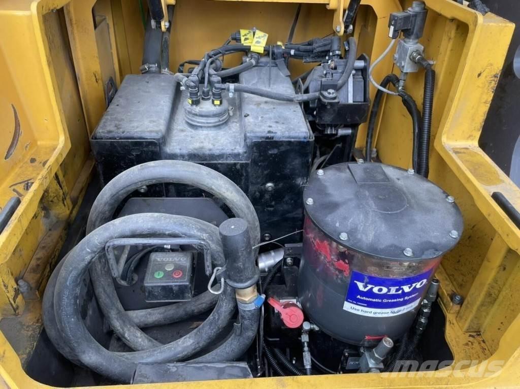 Volvo EC300 E حفارات زحافة
