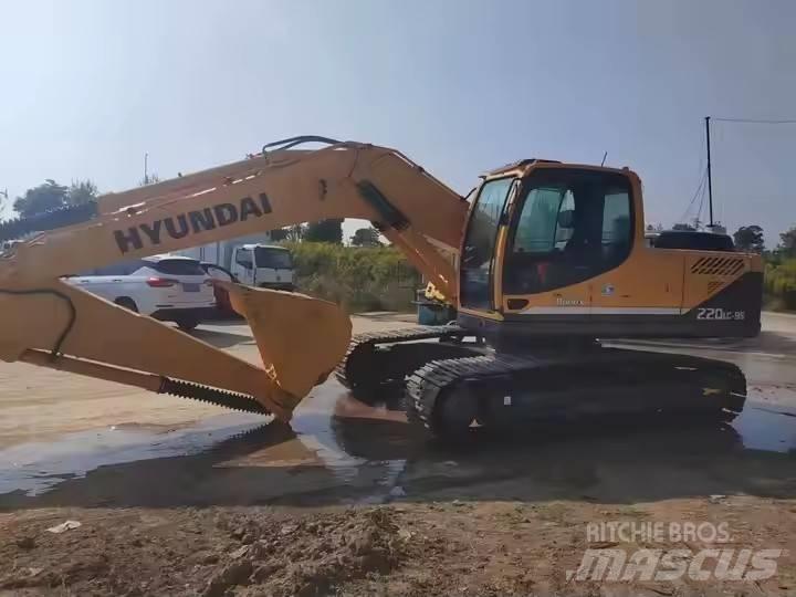 Hyundai R220 حفارات زحافة