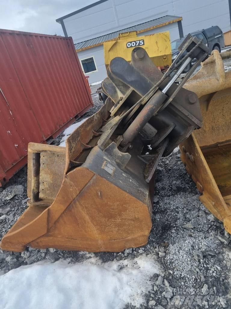 Komatsu HB 365 LC حفارات زحافة