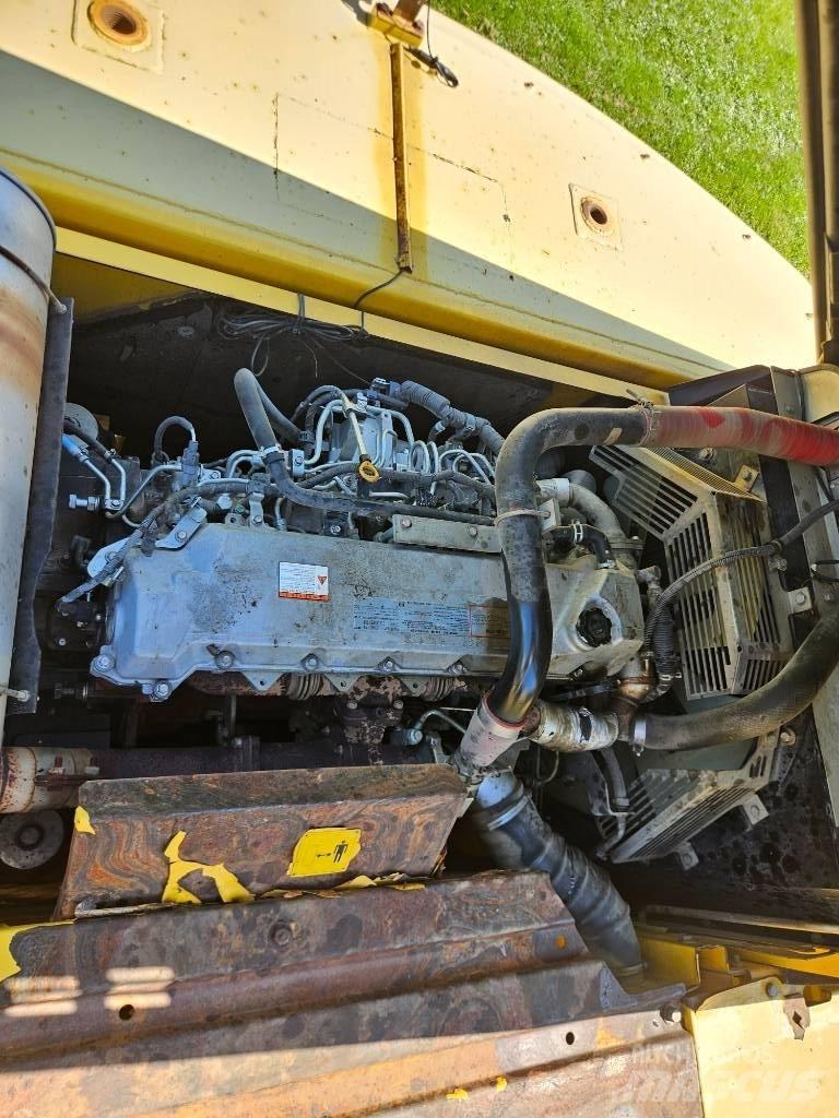New Holland E 385 B حفارات زحافة