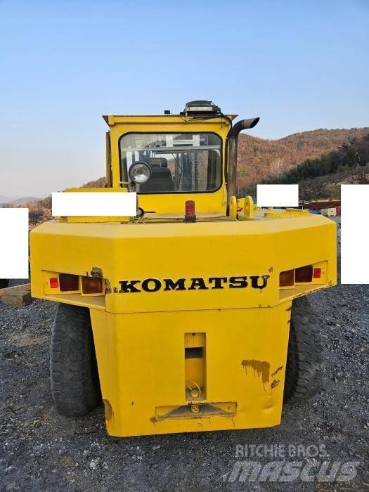 Komatsu FD 150 شاحنة مناولة