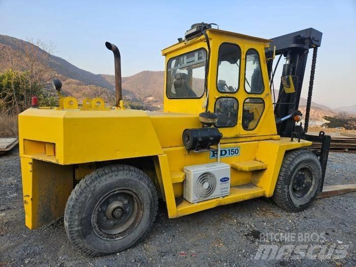 Komatsu FD 150 شاحنة مناولة