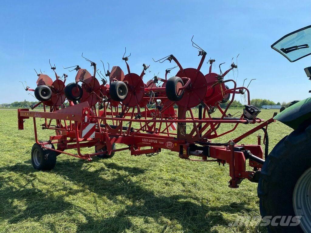 Lely 1250 مكابس وميبسات التبن