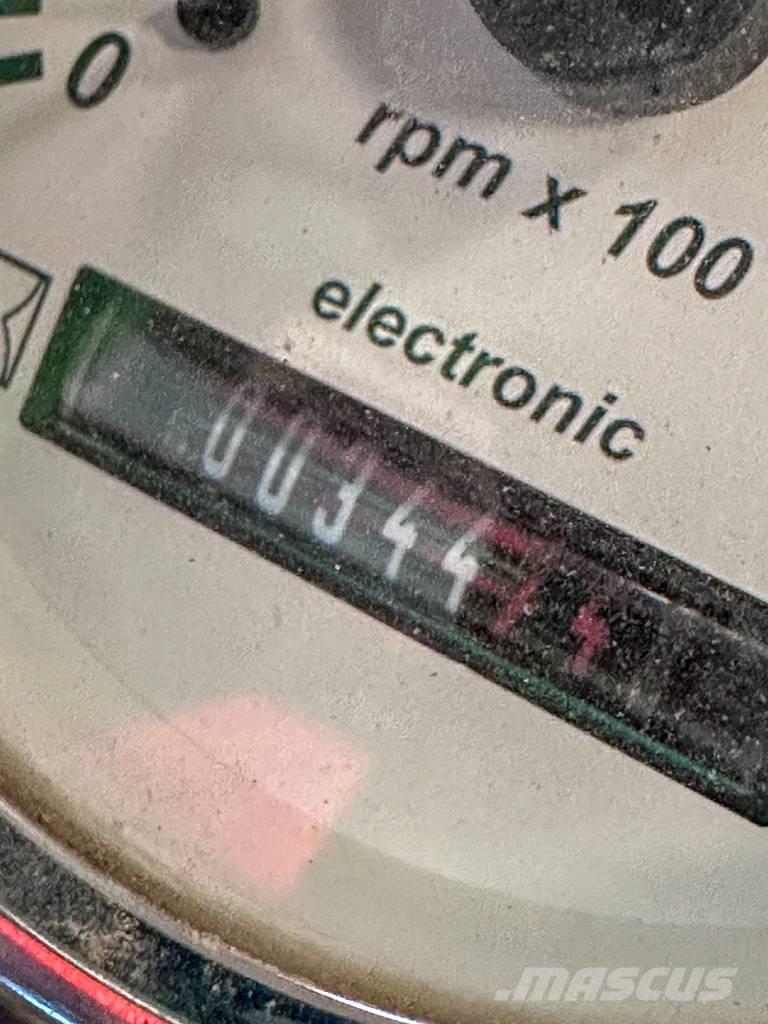 Avant 528 لوادر متعددة الأغراض