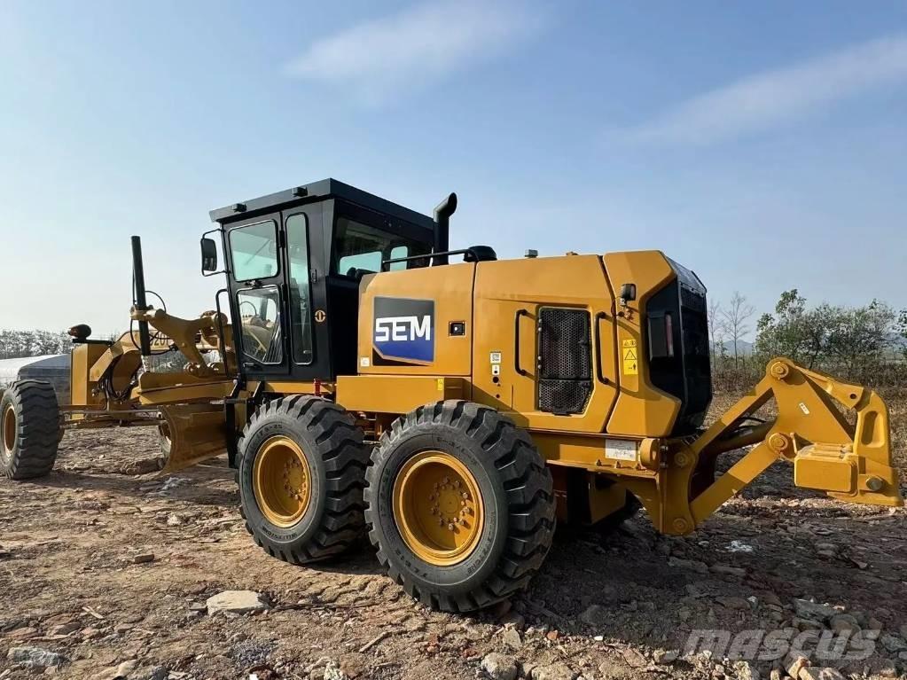 SEM 919 معدات تمهيد الطرق