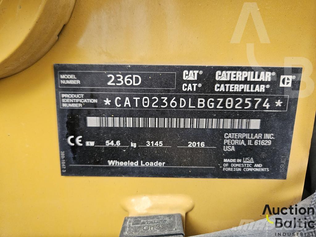 CAT 236 D لوادر انزلاقية التوجيه
