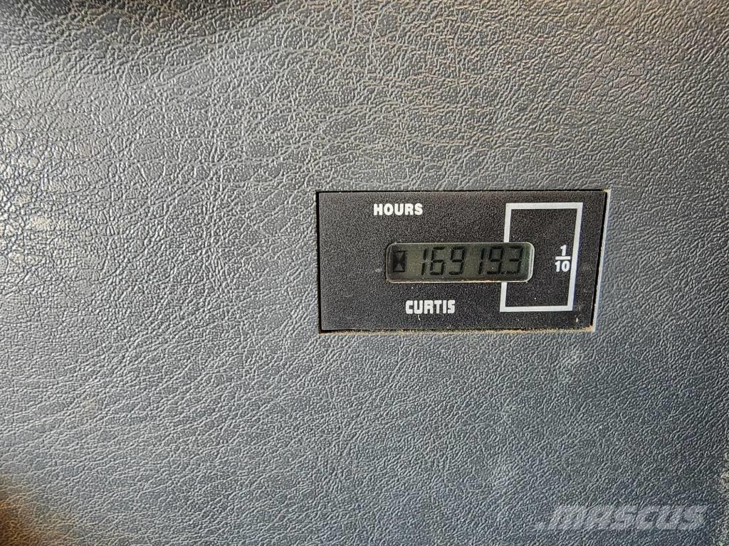 Hyundai Robex 140 W حفارات بعجل