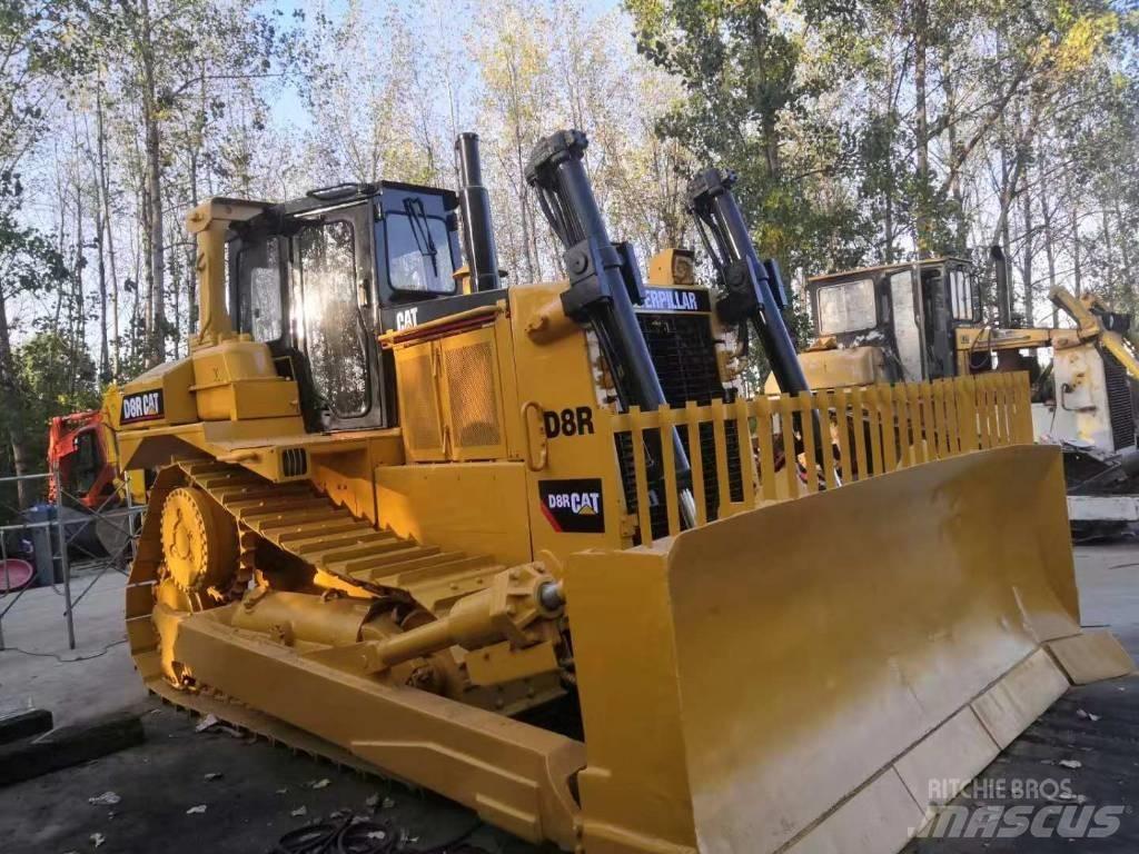 CAT D 8 R بلدوزرات مجنزرة