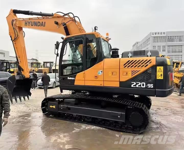 Hyundai R220LC-9S حفارات زحافة