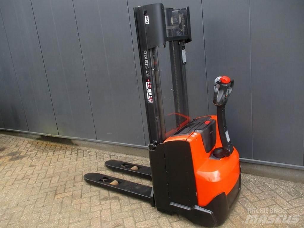 Toyota SWE 120 معدات التكديس الجوالة