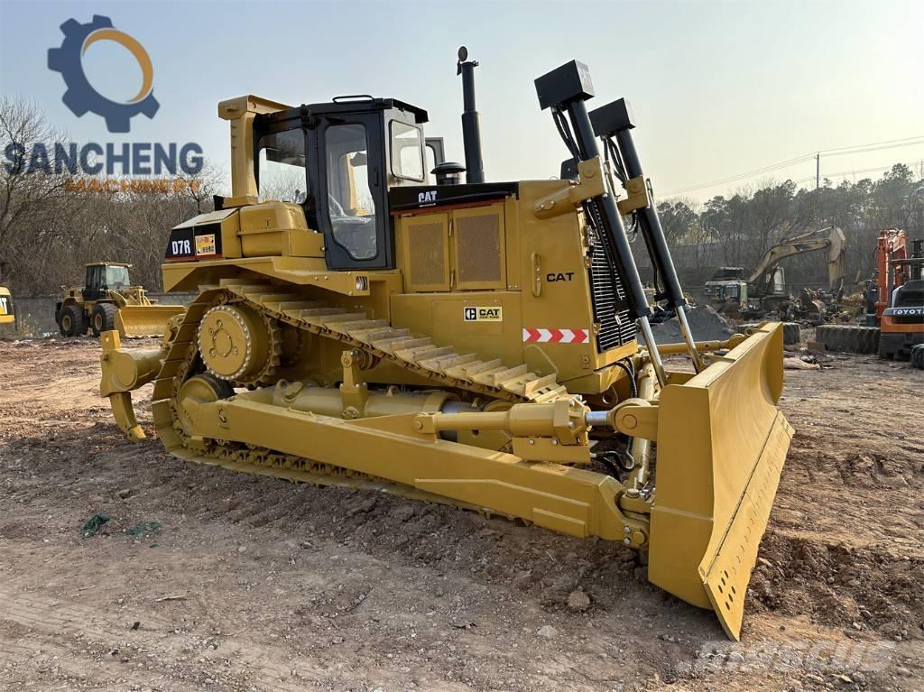 CAT D 7 R بلدوزرات مجنزرة