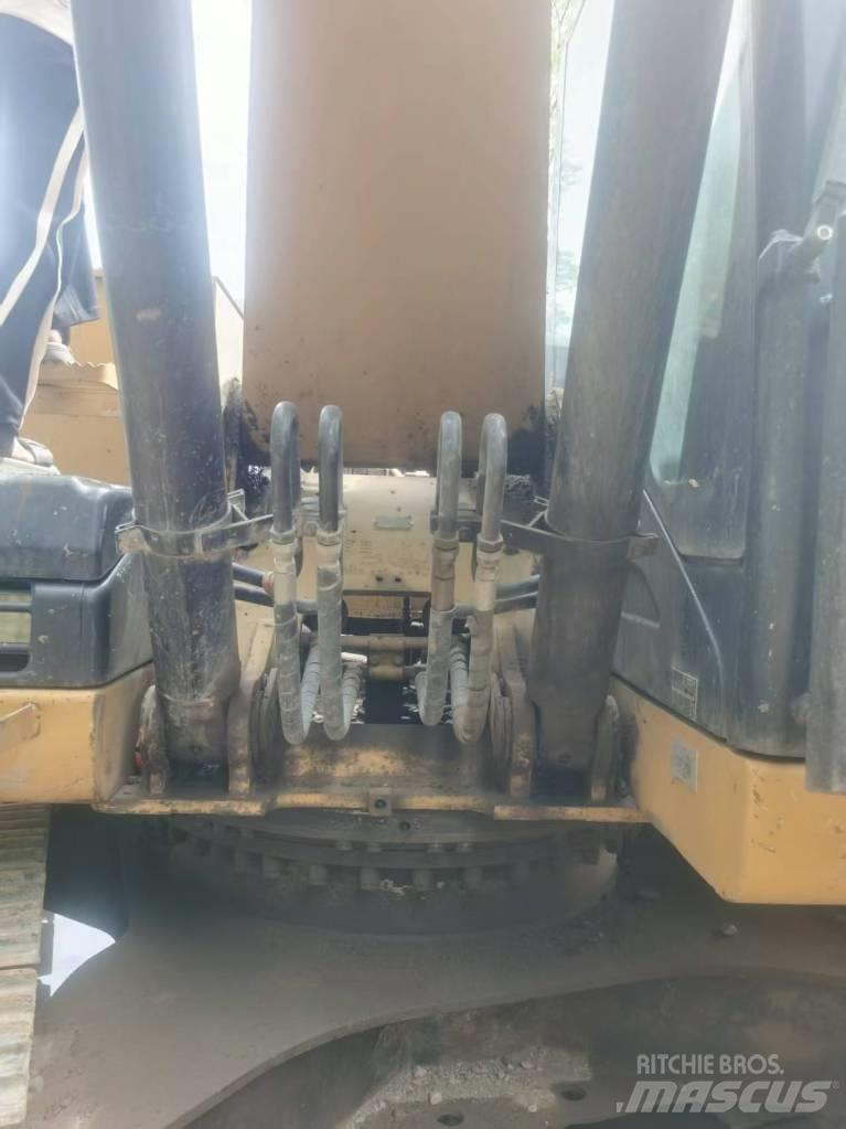 CAT 320d2 حفارات زحافة