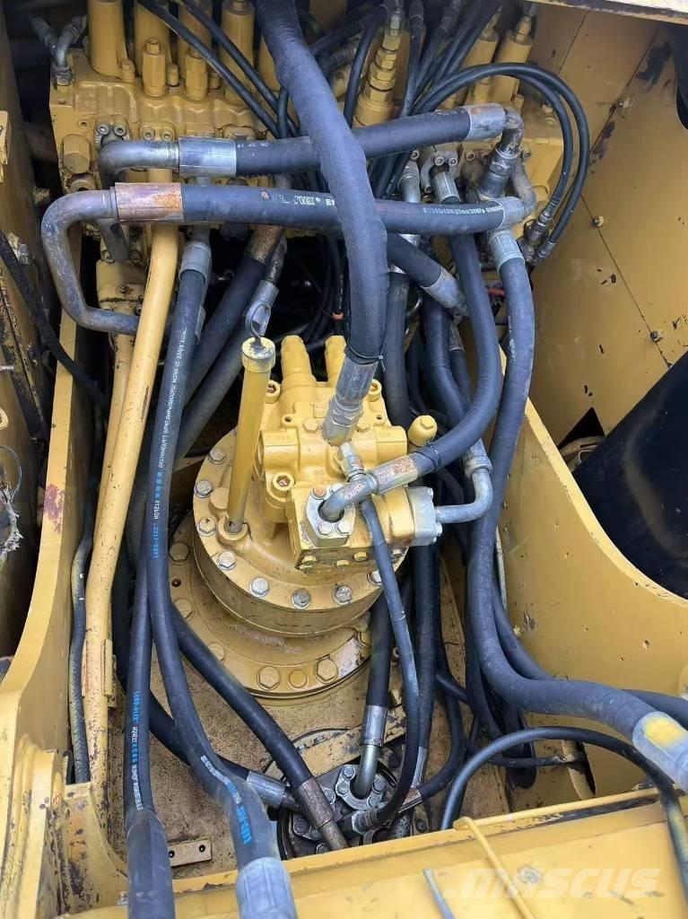 CAT 320 D حفارات زحافة