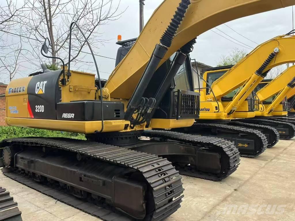 CAT 320 D حفارات زحافة