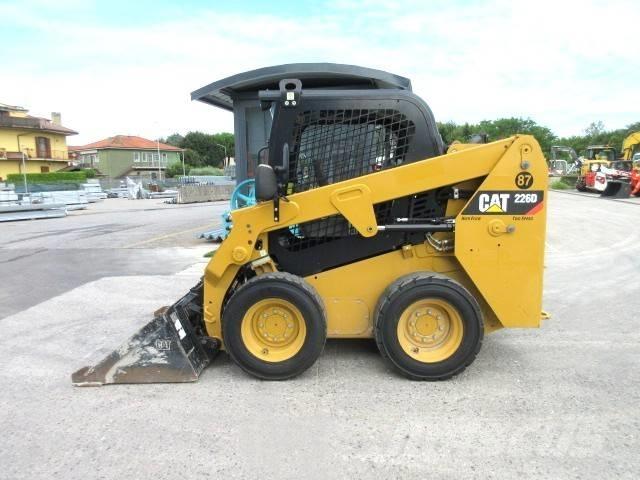 CAT 226 D لوادر انزلاقية التوجيه