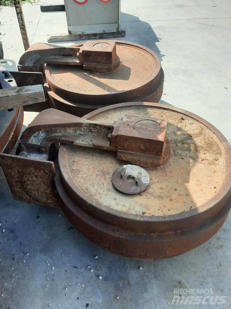 Hitachi EX 700 المسارات والسلاسل والهيكل السفلي