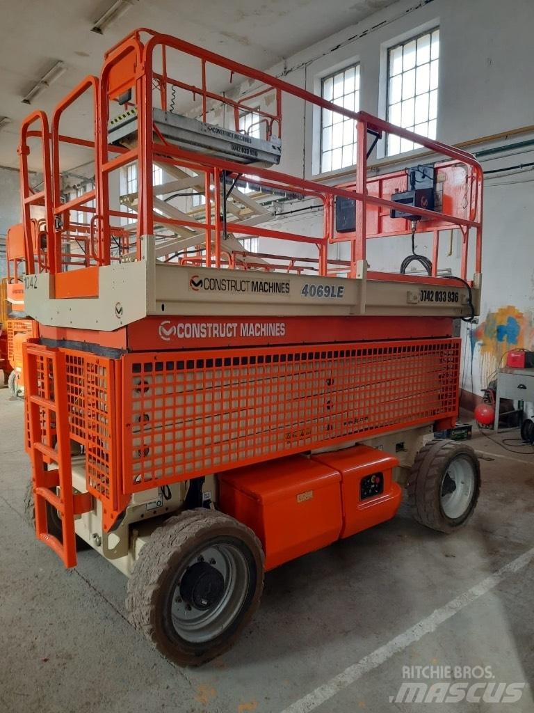 JLG 4069 LE رافعات مقصية الشكل