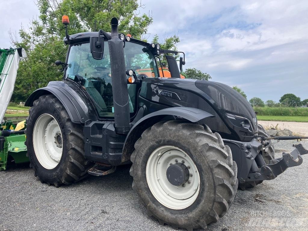 Valtra T 154 V الجرارات