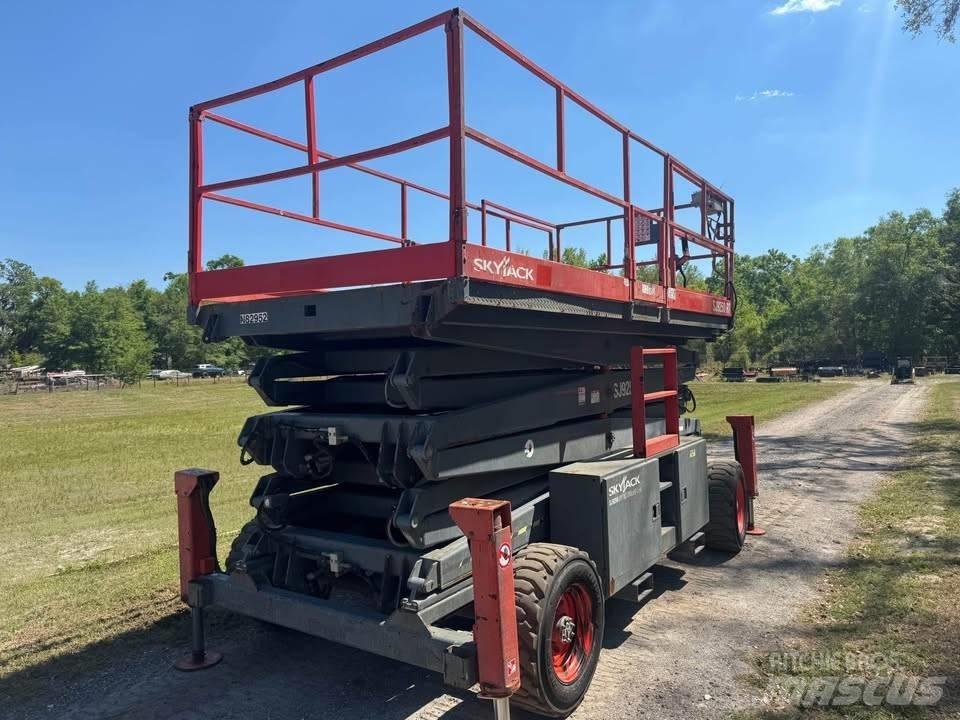 SkyJack SJ 9250 RT رافعات مقصية الشكل