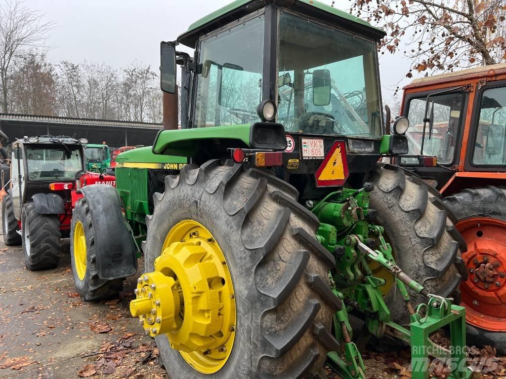 John Deere 4755 الجرارات