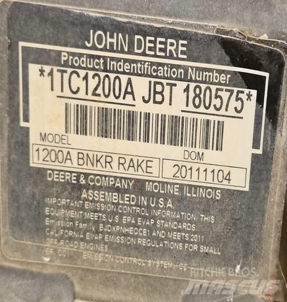 John Deere 1200 A مخلفات بنكر