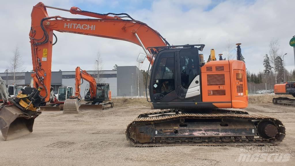 Hitachi ZX225USLC-6 حفارات زحافة