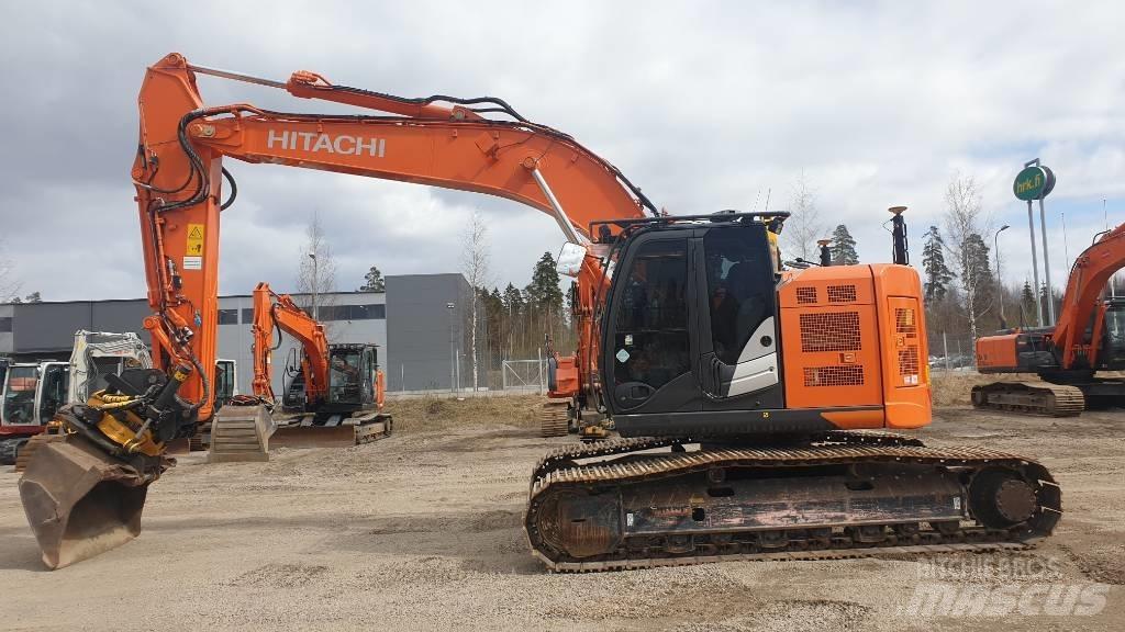 Hitachi ZX225USLC-6 حفارات زحافة